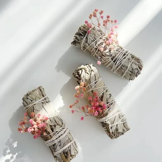Bouquets de sauge pour un atelier de kinésiologie