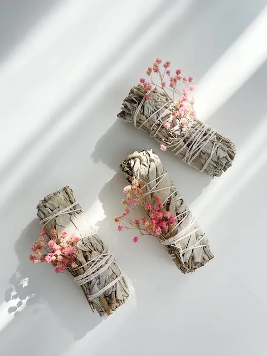 Bouquets de sauge pour un atelier de kinésiologie