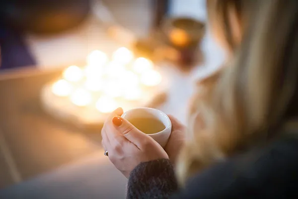 Tisane et bougies pendant une soirée de relaxation sonore