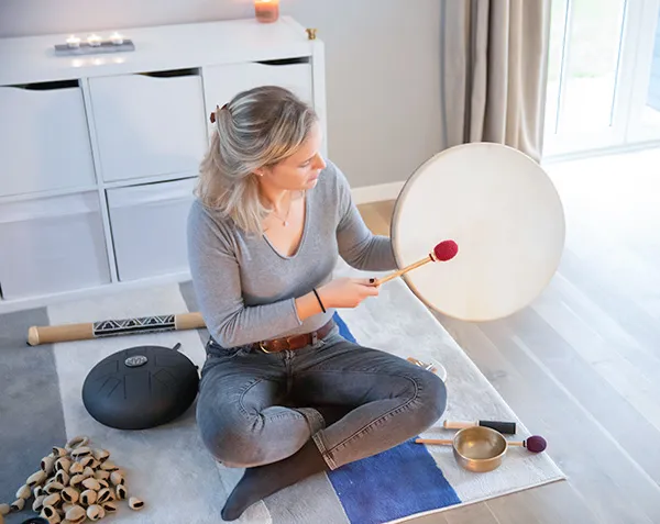 Camille joue du bol de cristal lors d’une soirée de relaxation sonore